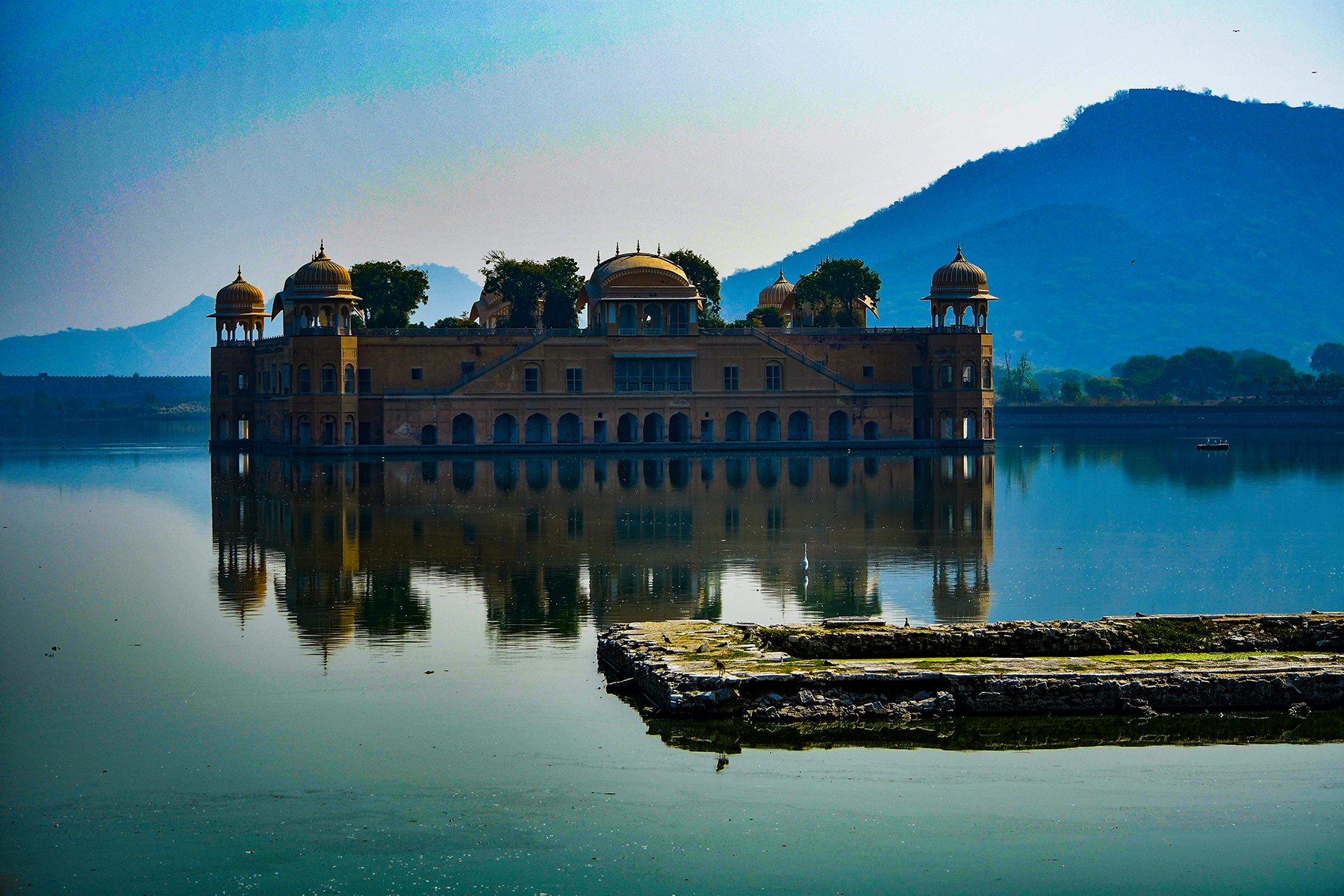 Situated in the middle of Mansagar Lake is the groovy Jal Mahal. It was built by Maharaja Jai Singh II in the 18th century, as a hunting lodge and summer retreat. Not visible is the high level of polution in the lake with lots of rubbish - I enhanced the colours a bit on my photo to give more blue and less grey and less yuck in the lake. 